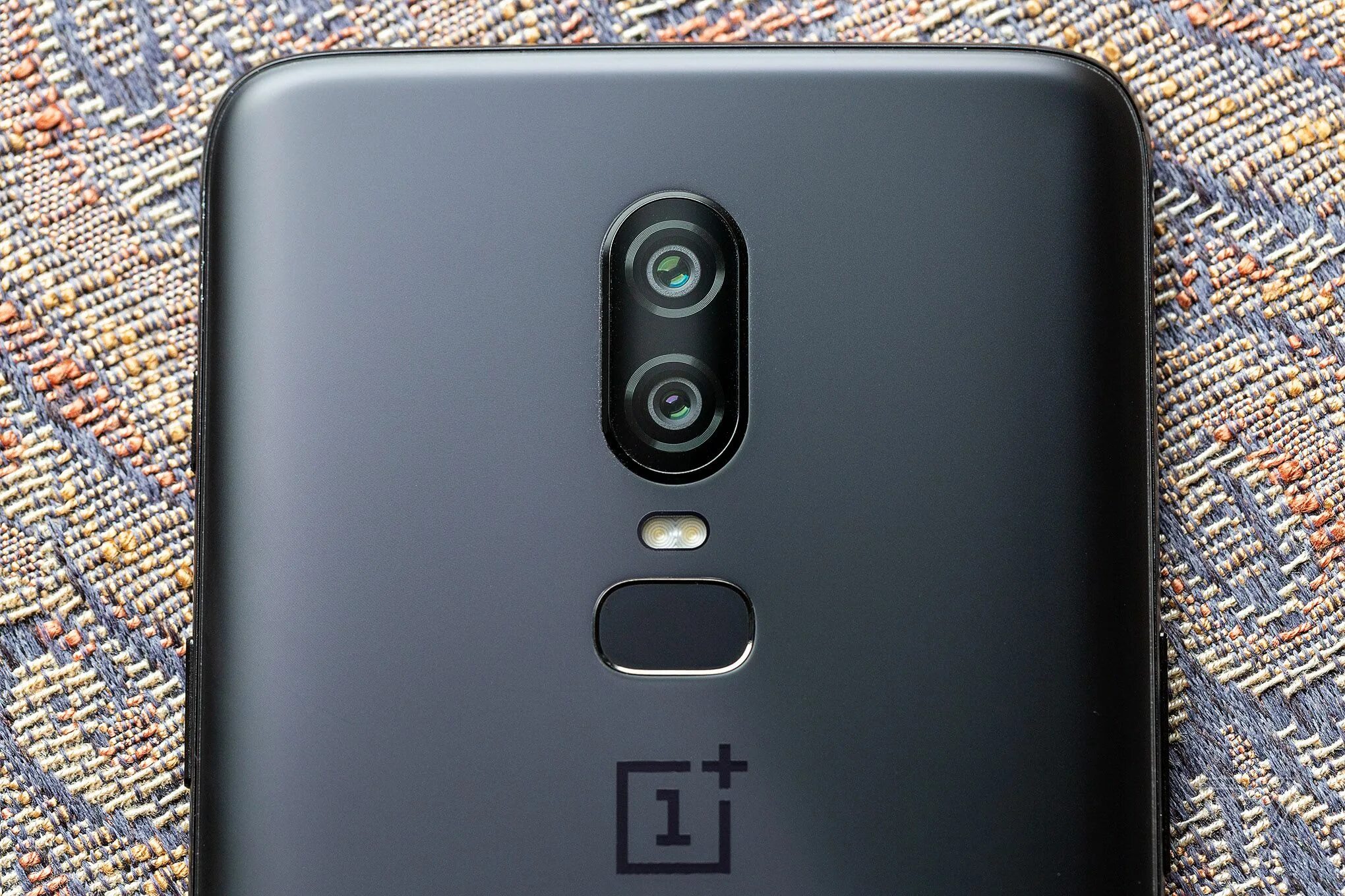 Oneplus keqing. Oneplus 6 фото. oneplus 11 значок. смартфон размеры one plus 6.