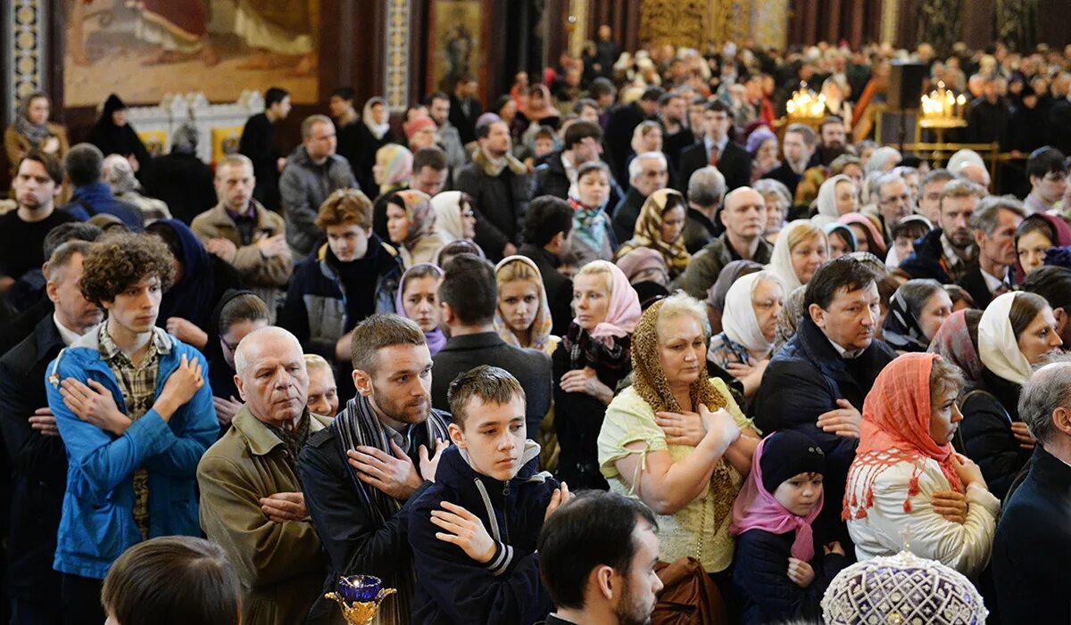 Вечерняя служба перед причастием. Причастие таинство Православие. Прихожане в церкви. Люди в храме. Очередь на Причастие.