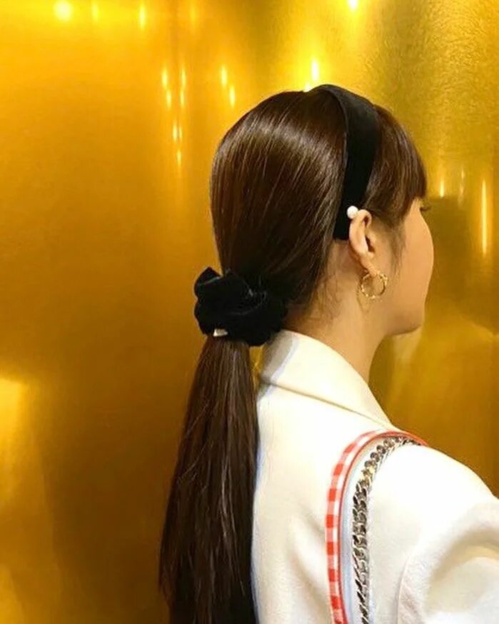 Резинка для волос из бархата. Бархатная резинка. Бархат волос. Бархатная резинка для волос фирма фото. Бархат волос.