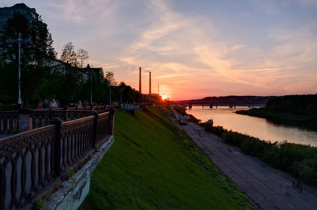 Улица притомская набережная кемерово. Притомская набережная Кемерово. Набережная Томи Кемерово. Набережная реки Томь в Кемерово. Набережная Кемерово лето.