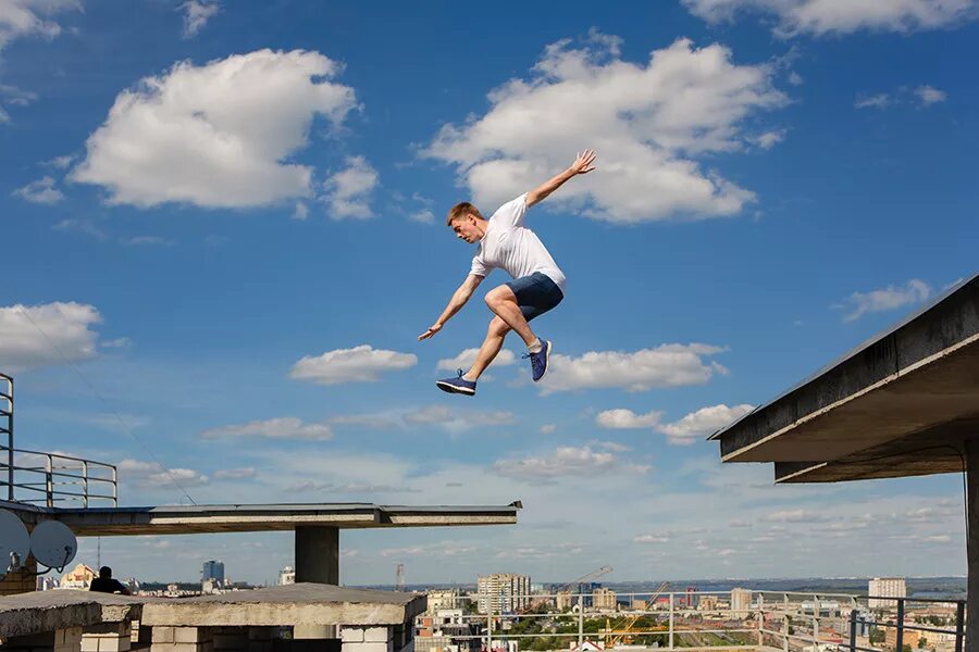 Паркур фриран. Руф джампинг. Классные ПАРКУРНЫЕ трюки. A man jumping from Roofs.