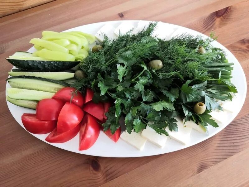 огурцы помидоры брынза. салат с брынзой и помидорами и огурцами. сыр брынза для салата. греческий салат. салат из помидоров и сыра.