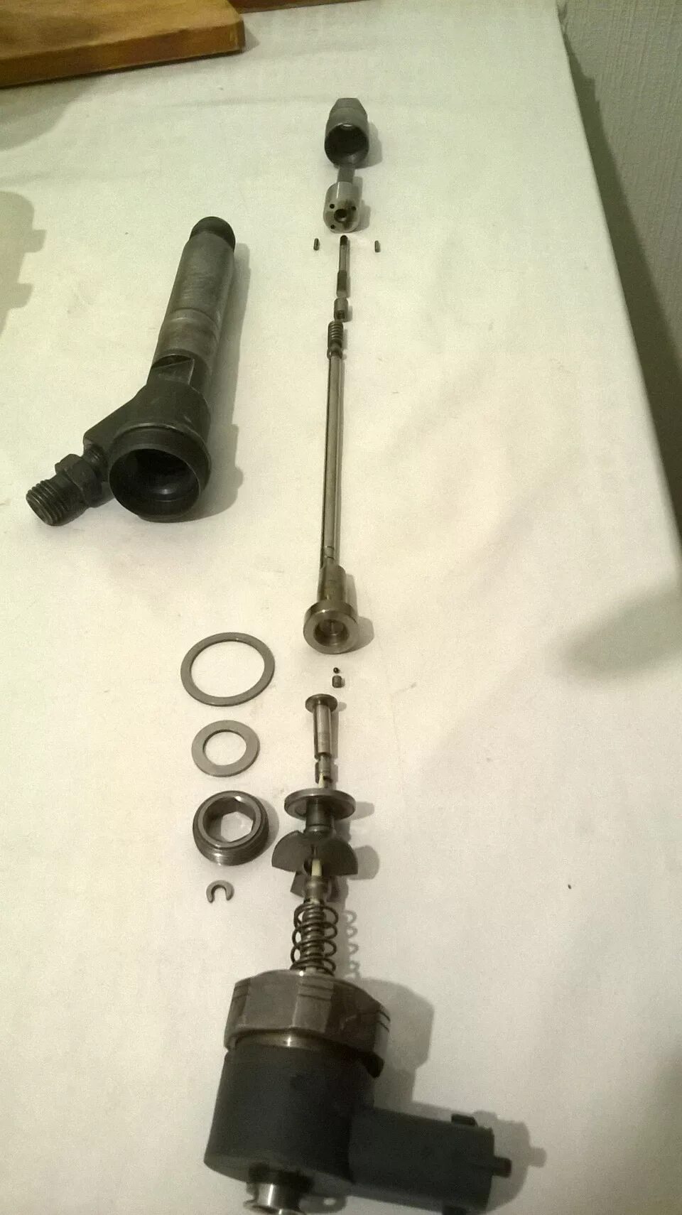 Как правильно собирать форсунку. Конструкция бензиновой форсунки. Сборка форсунки дизеля. Форсунка в инжекторе схема. Распылитель форсунки фф2 дизель.