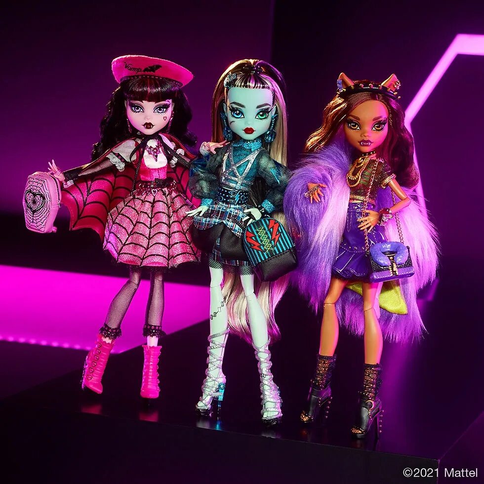 Monster high g1. Монстер хай 2010. Монстер хай 3 поколение. Фрэнки штейн дракулаура и лагуна. Монстер хай дочь дракулы.