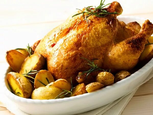 Запеченный бройлер. Курица в духовке. Курица с картошкой в духовке. Запеченная курица с картошкой. Жареная курица с картофелем и чесноком.