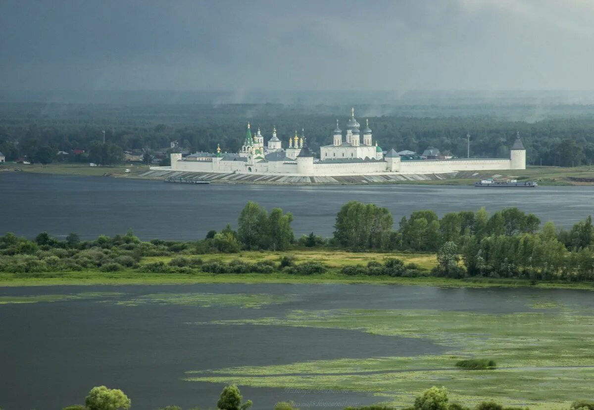 Нижегородская область фото. Лысая гора вид на Макарьевский монастырь. Вит на Макаровски моностырь с лысой горы. Лысково Нижегородская область. Город Лысково вид Макарьевского монастыря с горы.