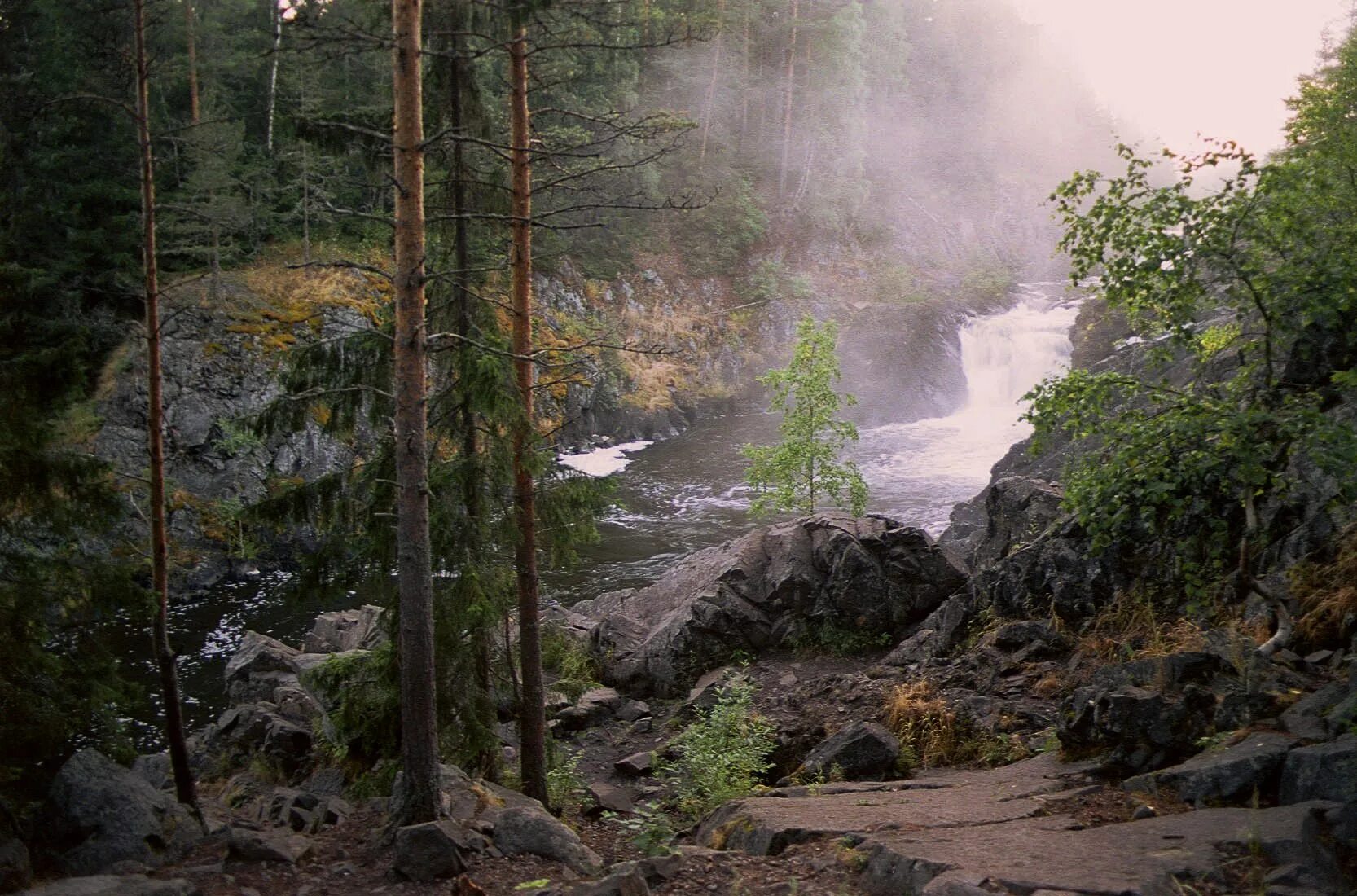 мир за туманом. дым на реке. туманом озеро одето. три тумана карелия сайт. природный заповедник кивач.