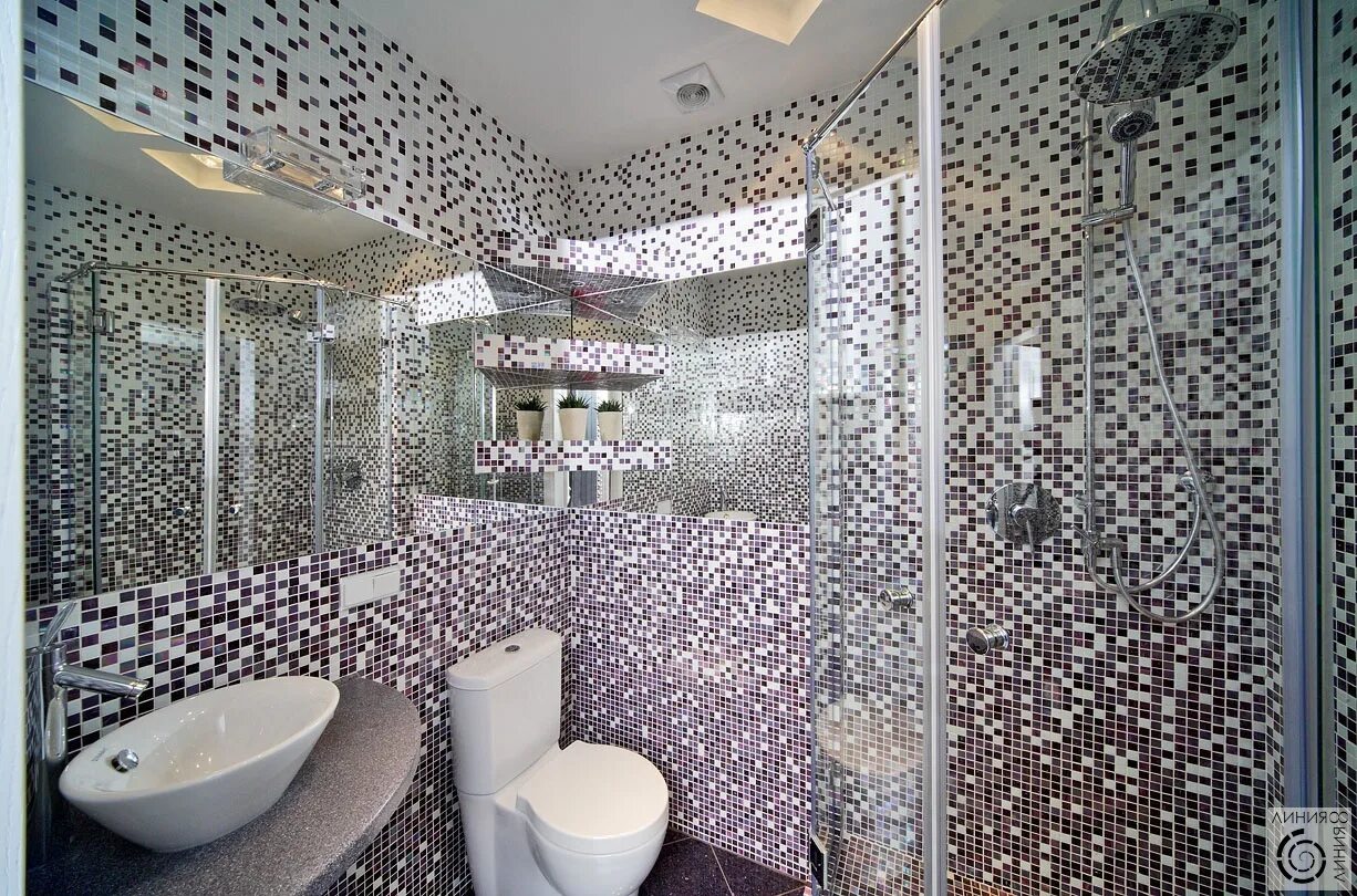 Ванна мозаикой фото. Зеркальная мозаика в ванной. Ванная с мозаикой. Ванная с мозаичной плиткой. Зеркальная мозаика в интерьере ванной.
