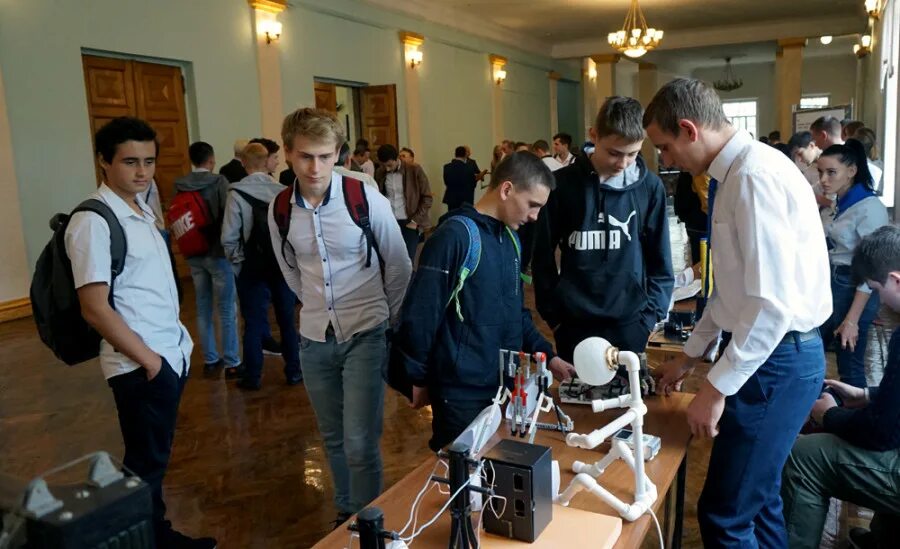 Колледжи таганрога после 9. Таганрогский авиационный колледж им. в.м. Петлякова. Авик Таганрог колледж. Авиатехникум в Таганроге. Авиационный техникум в Таганроге.