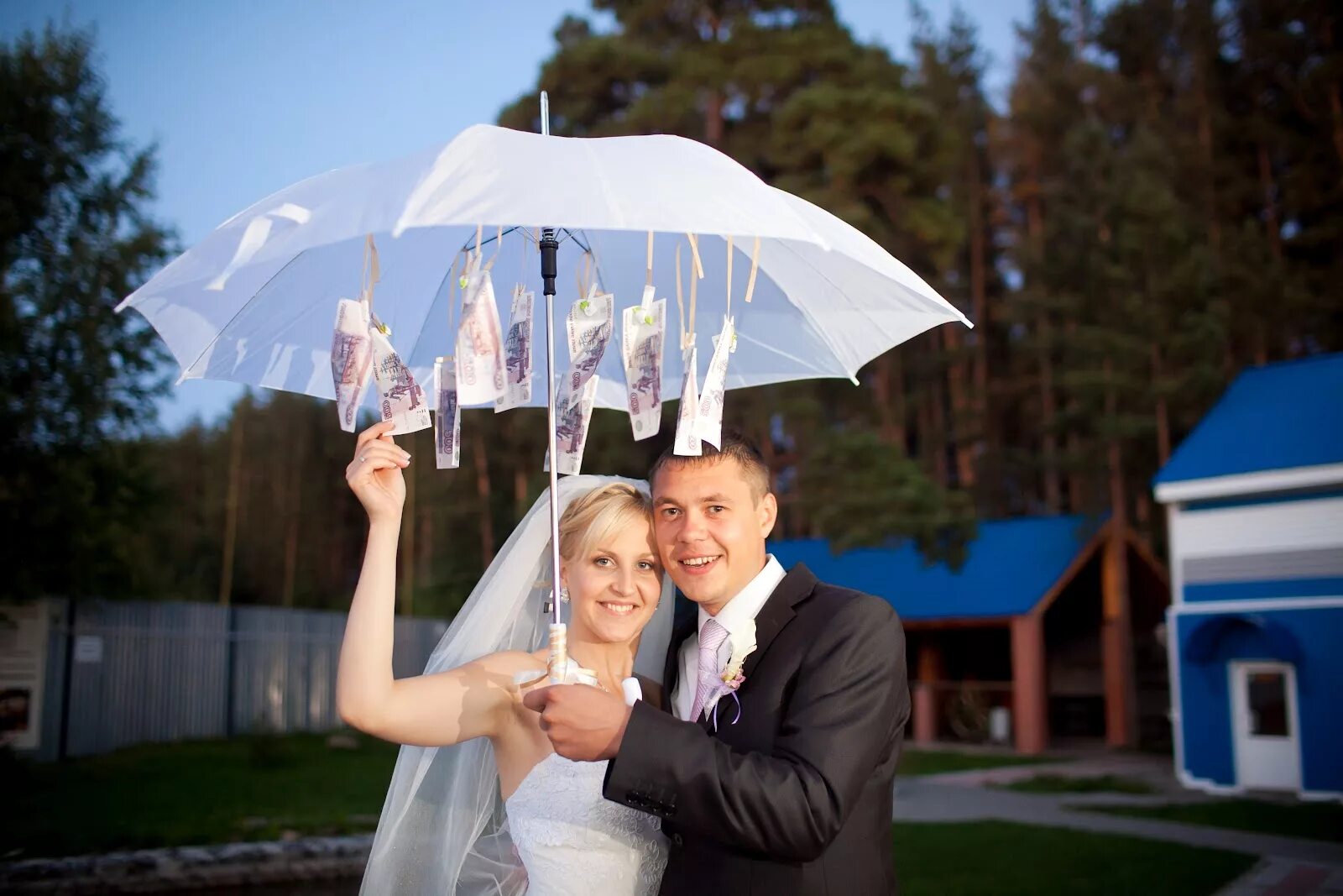Денежный зонт на свадьбу. Подарок на свадьбу зонт с деньгами. Оригинальный подарок на свадьбу молодоженам. Зонт из денег на свадьбу.