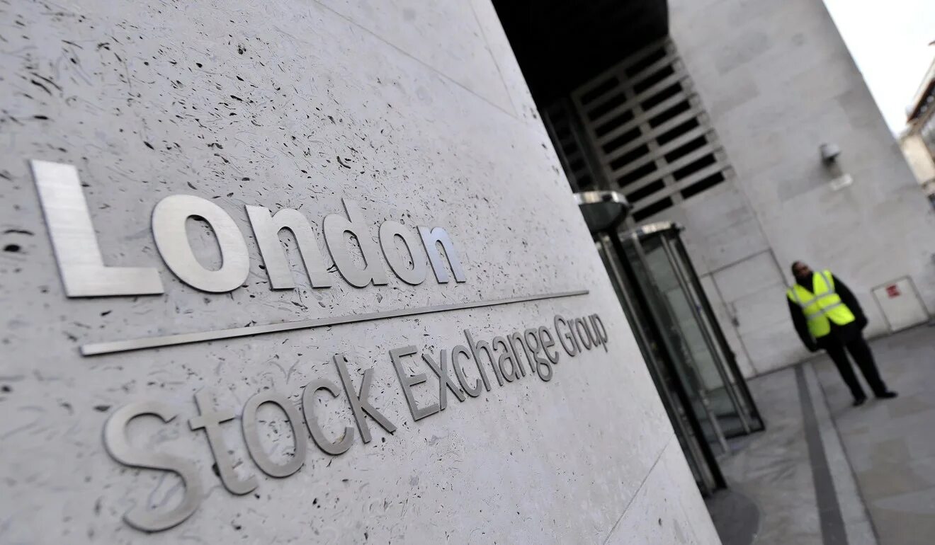 Лондонская фондовая биржа. Лондонская фондовая биржа здание. Лондонская биржа логотип. Фондовая биржа Лондона фото.
