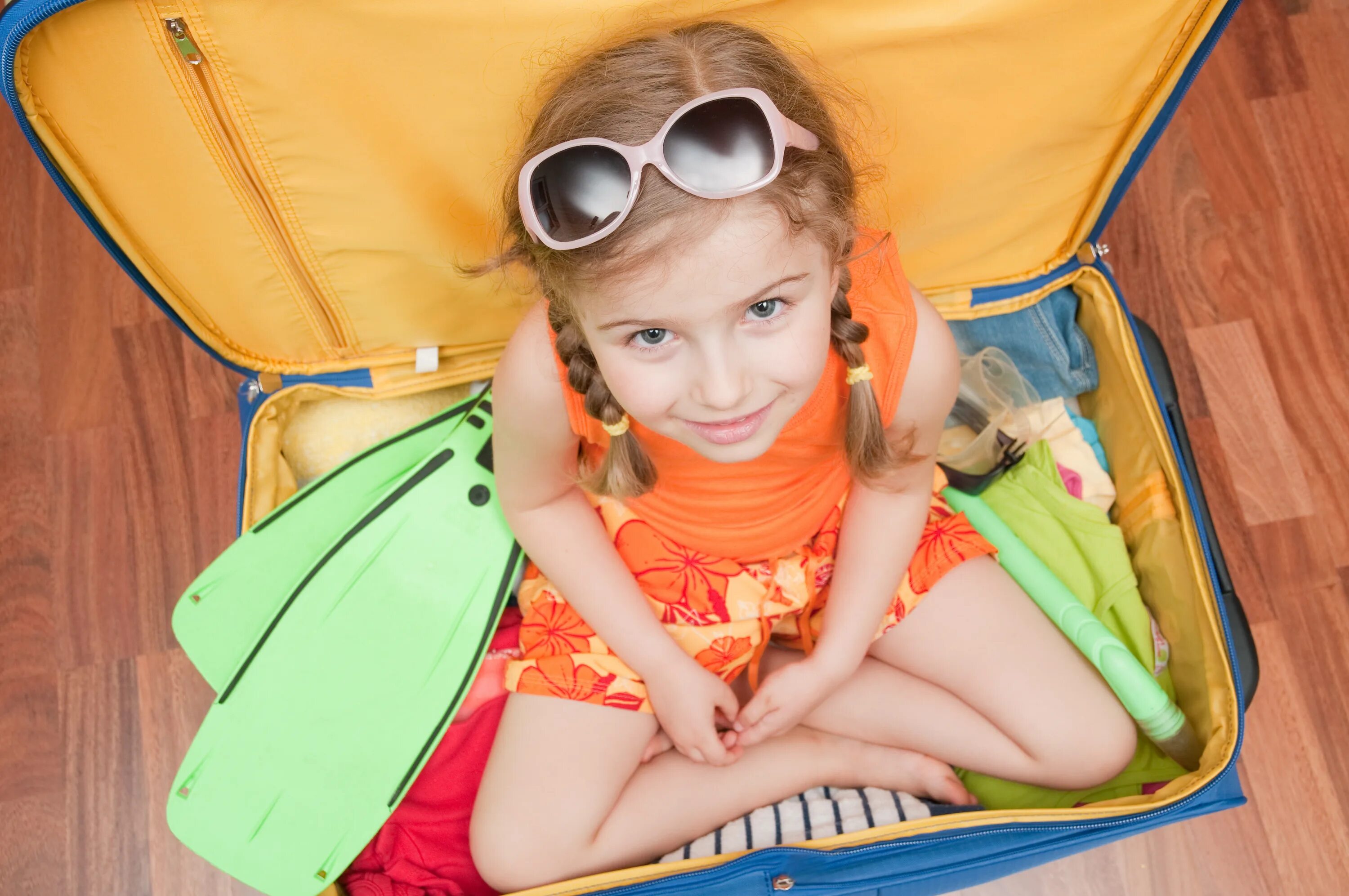 Child camping. Детский лагерь. Дети в лагере. Детский летний лагерь. Чемодан в детский лагерь.