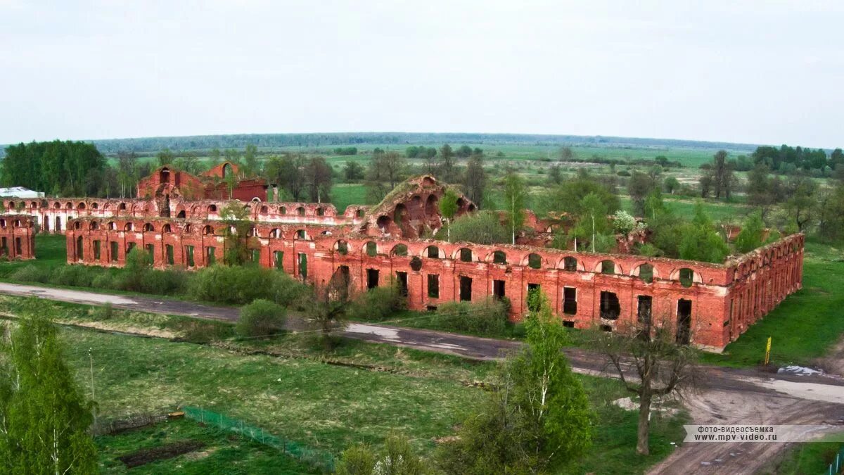 Селищи новгородская область. Аракчеевские казармы в Новгородской области. Аракчеевские казармы в Новгородской области Селищи. Селищи Чудовский район казармы. Селищенские казармы Лермонтов.