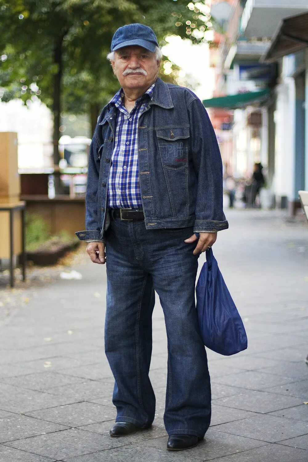 Мужчин старше 80 лет. Человек в обычной одежде. Старик в джинсах. Одежда для пожилых мужчин. Стариковский стиль одежды.