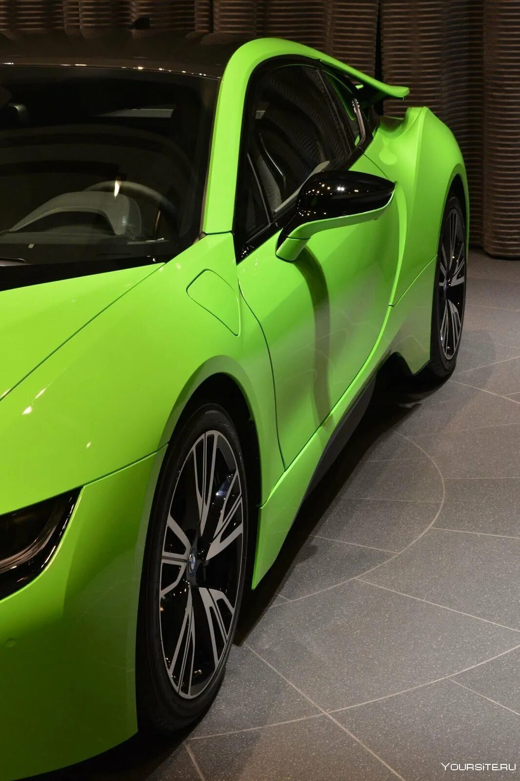 Green finishing. BMW i8 Lime Green. БМВ i8 салатовая. BMW i8 лаймовый цвет. Неоновая БМВ i8.