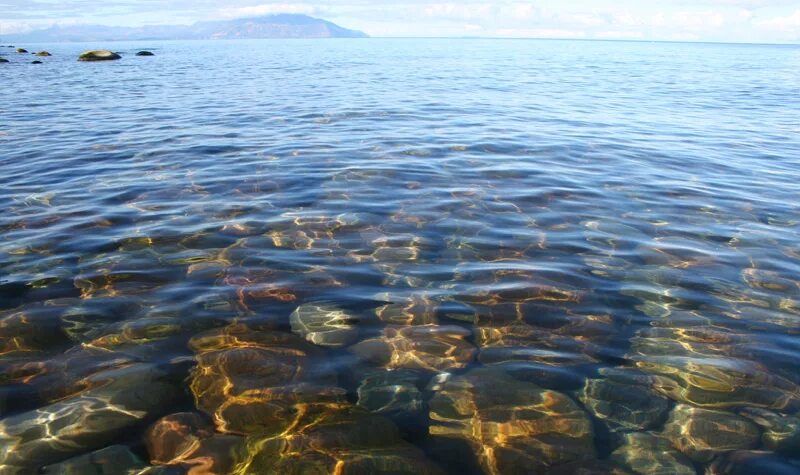 Прозрачность воды в озерах. Озеро Байкал вода. Озеро Байкал прозрачность воды. Чистая вода Байкала. Кристальная вода Байкала.