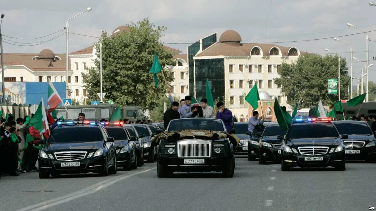 Машины мусульман. Автопарк Рамзана Кадырова в Грозном. Рамзан Кадыров кортеж. Грозный Чечня кортеж Кадырова. Кортеж Рамзана Кадырова.