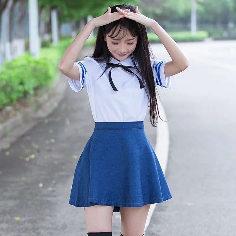Японка в юбке. Юбки японских старшеклассниц. Японская юбка синяя.