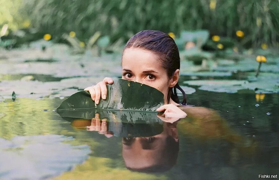 Японка купается. Фотосессия в водоеме. Девушка в кувшинках в воде. Девушка у пруда. Фотосессия в воде.