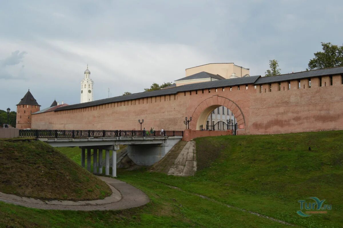 Новгород тревал. Присутственные места новгородского кремля. Новгород тревал. Великий новгород достопримечательности корабль площадка. Великий новгород фото.