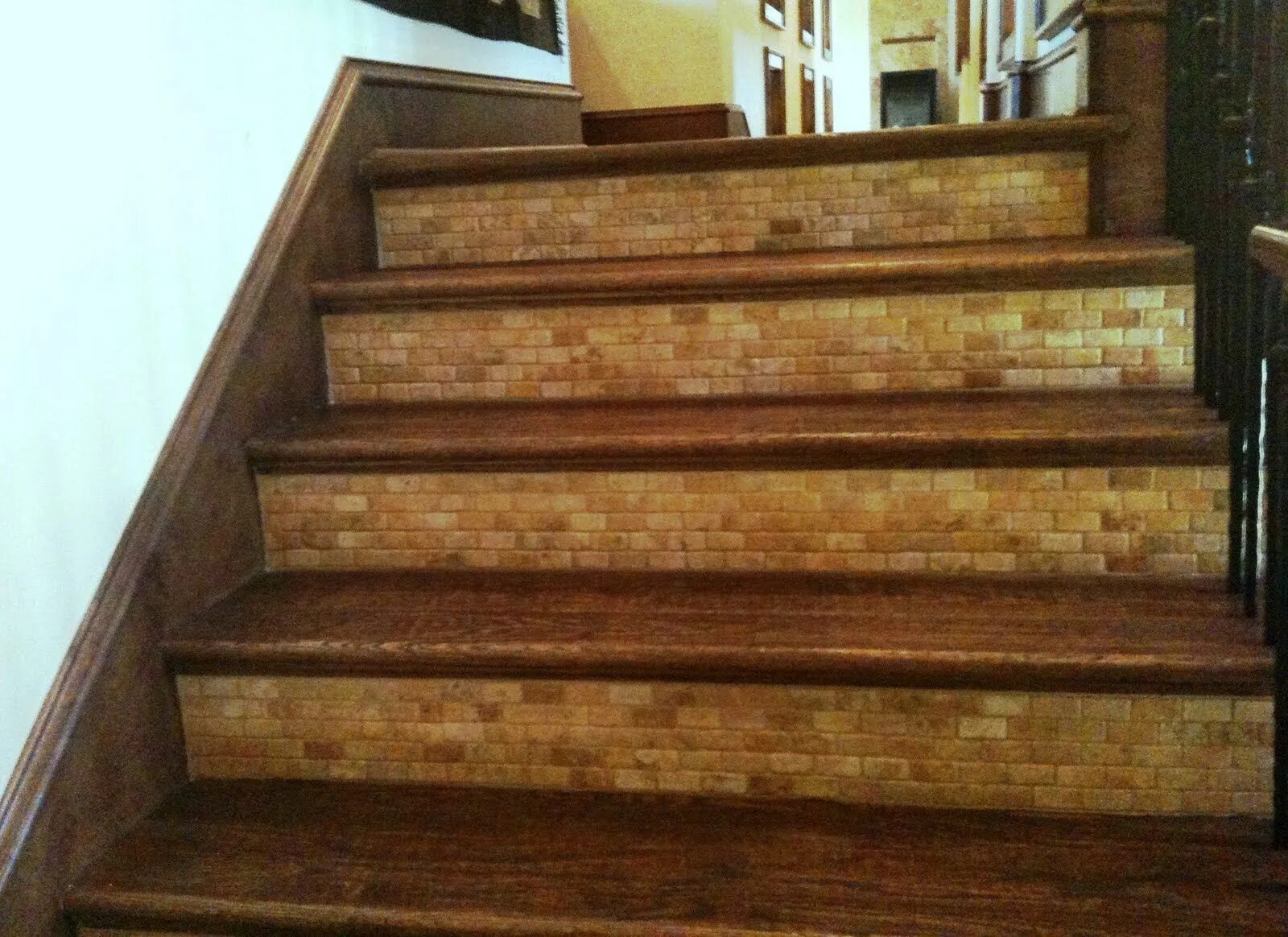 Ступени из керамогранита керама марацци 1200х300 с капиносом. Керама марацци ступени для лестницы. Ступень подступенок из керамогранита. Керама марацци ступени для лестницы в доме. Лестница из кварцевого агломерата идс 1100.