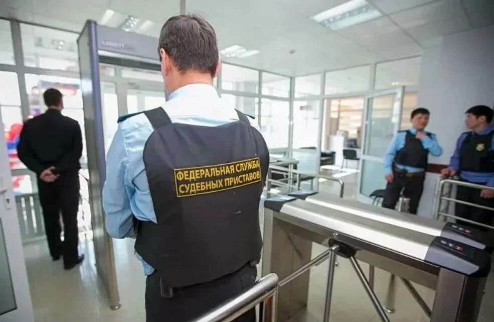 Приставы выезд за границу сумма. Приставы выезд за границу сумма. Выпустят ли за границу с долгами. Пограничный контроль в аэропорту. Выпустят ли за границу.