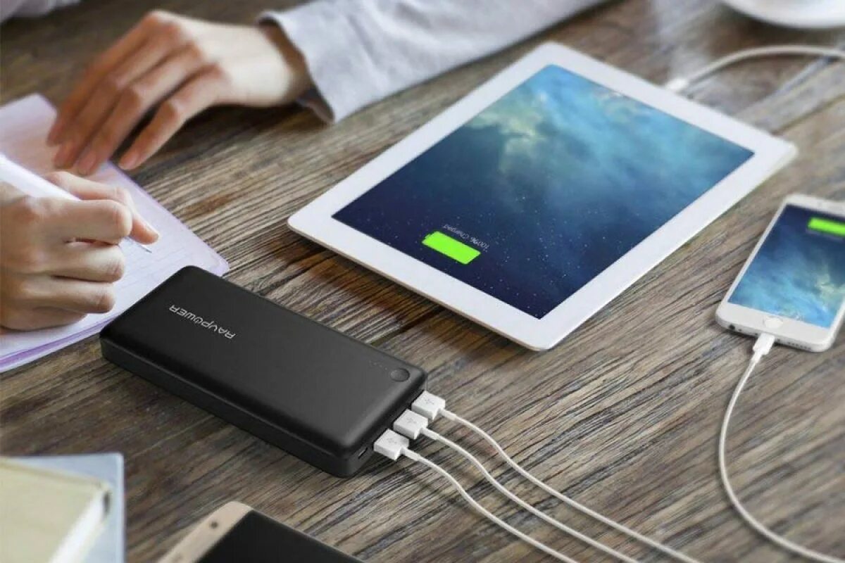 Повербанк Portable Charger. Power Bank с экраном. Повербанк на столе. Power Bank с дисплеем.