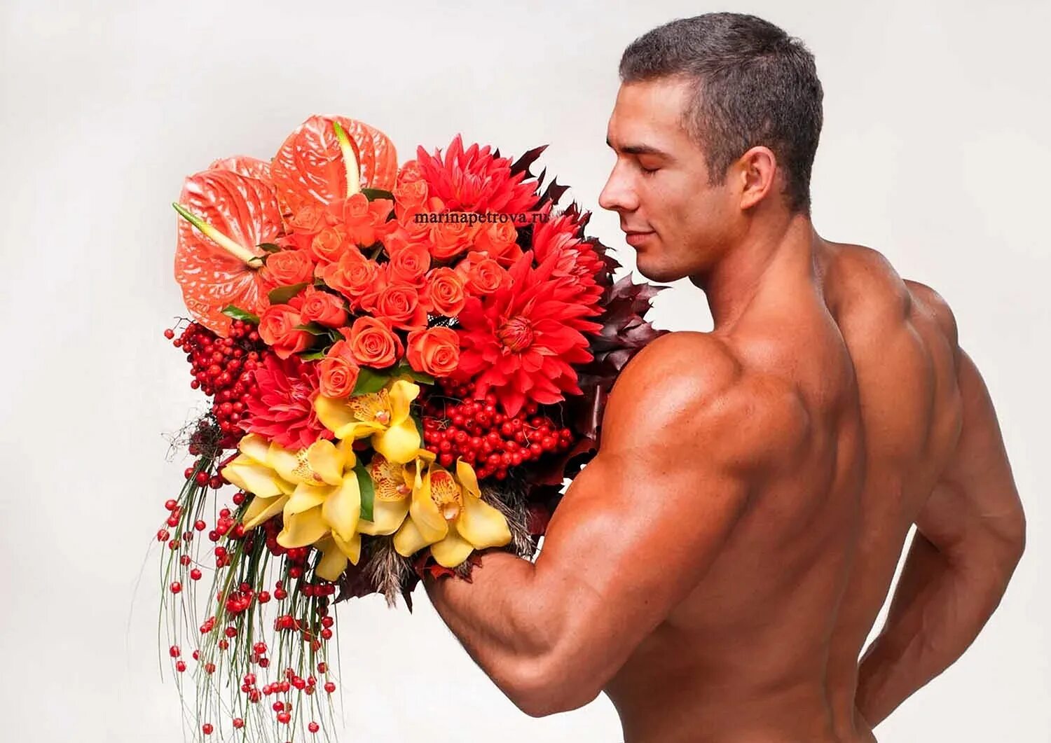 Парень не поздравляет с праздниками. Мужчина с цветами. Цвета для мужчин. Красивый мужчина с цветами. Красивый парень с цветами.