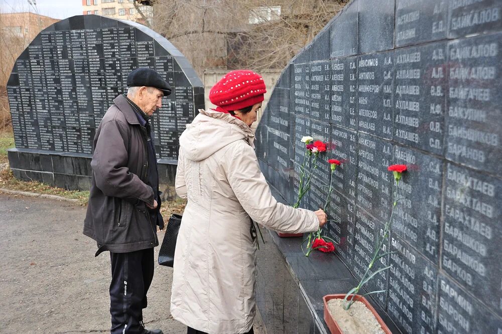 Памятник жертвам политических репрессий казань. Жертвы политических репрессий. 30 октября день памяти жертв политических. Реабилитация жертв репрессий фото. Граждане пострадавшие от политических репрессий.