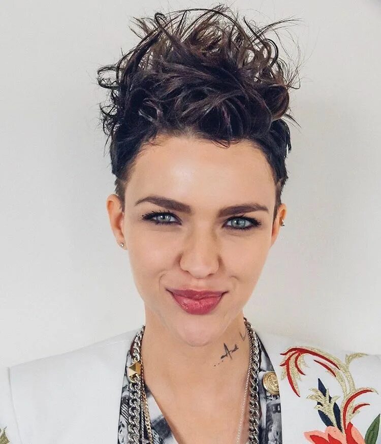 Руби рос. Руби Роуз Ruby Rose. Руби Роуз стрижка Томбой. Руби Роуз фотосессии. Руби Роуз с длинными волосами.