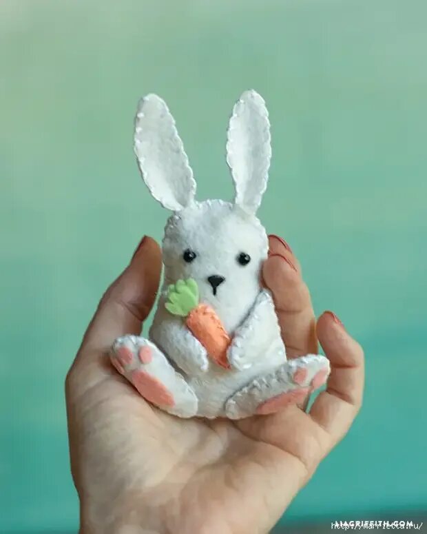 Сделай зайца своими руками. Сделай зайца своими руками. Сшить игрушку зайца. Пасхальные украшения для дома. Сделай зайца своими руками.