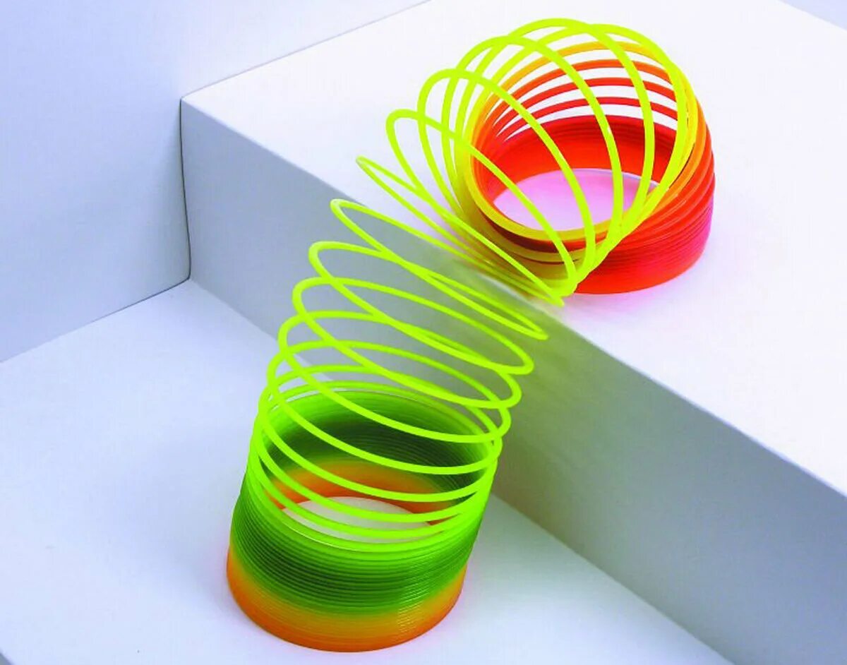 Музыкальное дерево игрушка. Девушка на винтовой лестнице. Спираль с шариком на люстру. Красивая спираль. Шар катится.