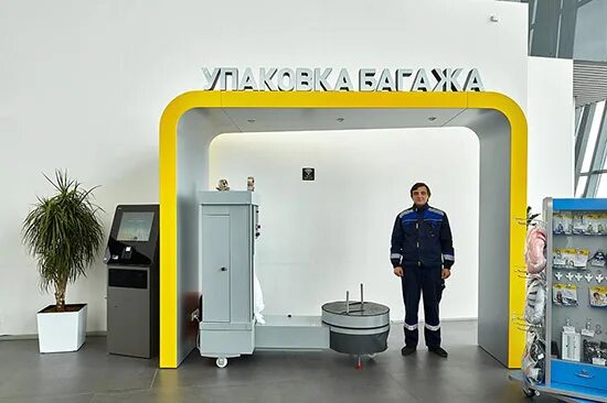 Упаковка багажа в аэропорту шереметьево. Пассажиры в аэропорту шереметьево. Упаковка багажа в аэропорту внуково. Упаковка багажа в аэропорту. Упаковка багажа в аэропорту внуково.