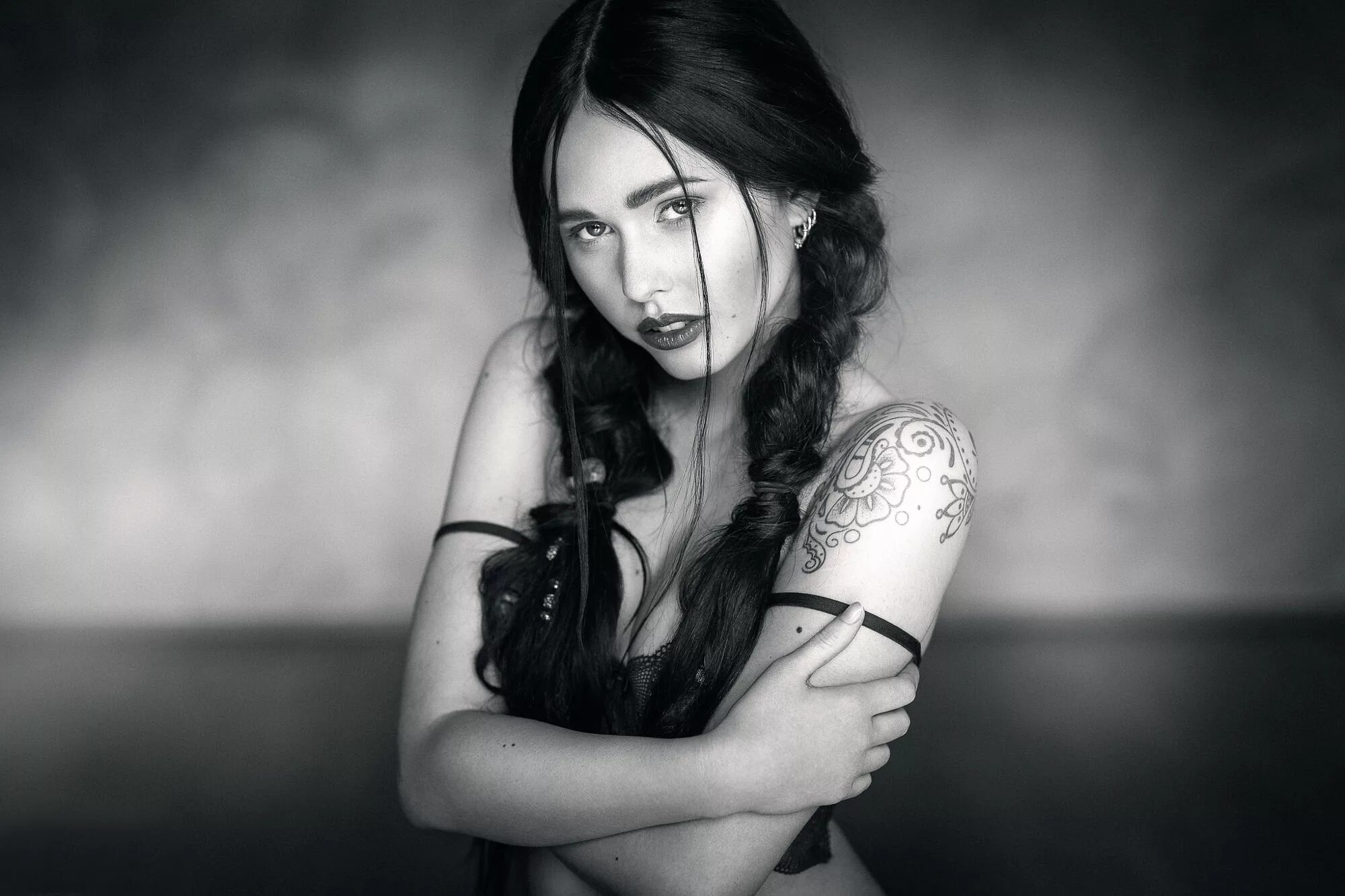 Татуировки для девушек. Заставки на телефон девушки черно белые. Черно белые обои девушек. Девушки в темных тонах. Модели черно белые обои.