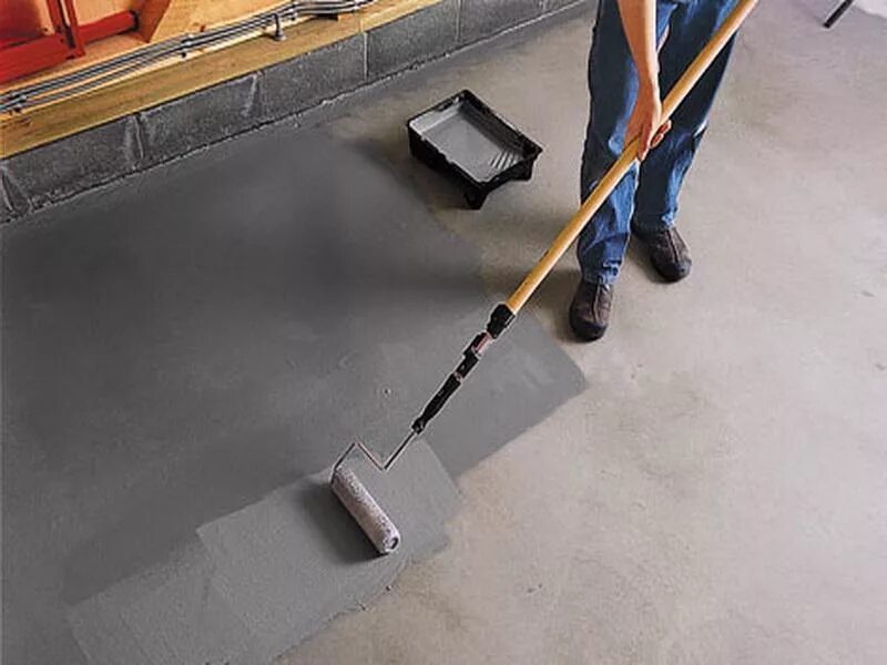 Покрытие бетонного пола купить. Обеспылить бетонный пол в гараже. Краска по бетону. Крашеный бетонный пол. Крашеный пол бетон.