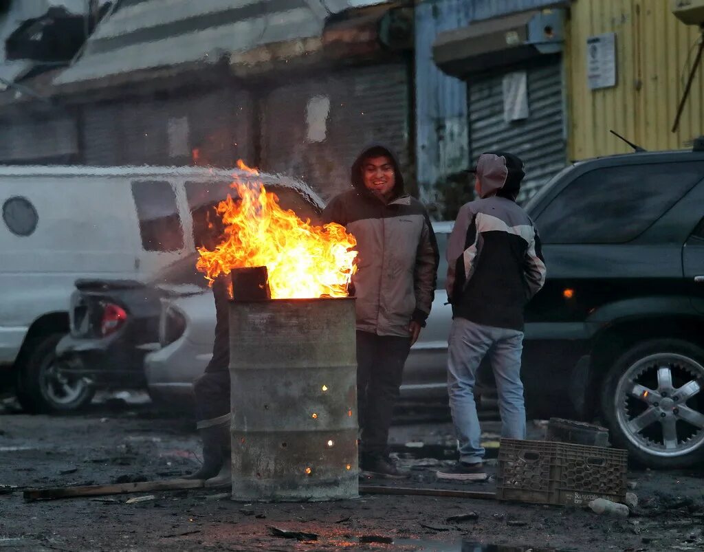 Сжигать бомжей. Бездомные у бочки с огнем. Американские бомжи у бочки.