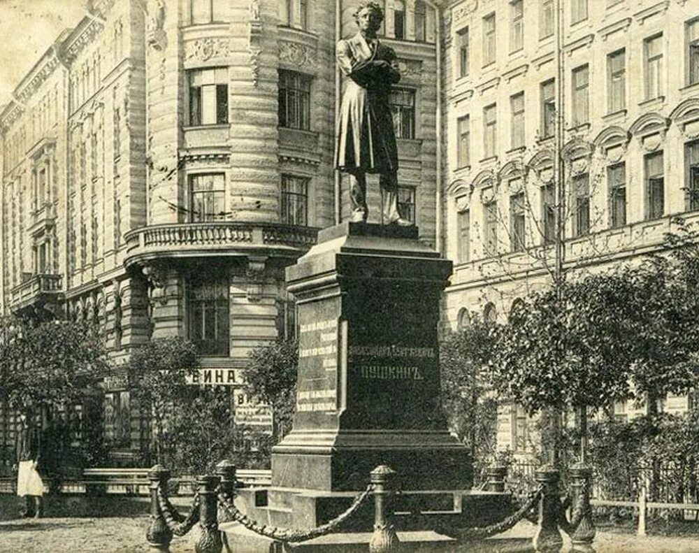 Памятник пушкину в петербурге. Памятник пушкину на пушкинской улице в санкт-петербурге. памятник пушкину на пушкинской улице. памятник а с пушкину санкт-петербург пушкинская улица пушкинская. петербург памятники пушкину пушкинская улица.