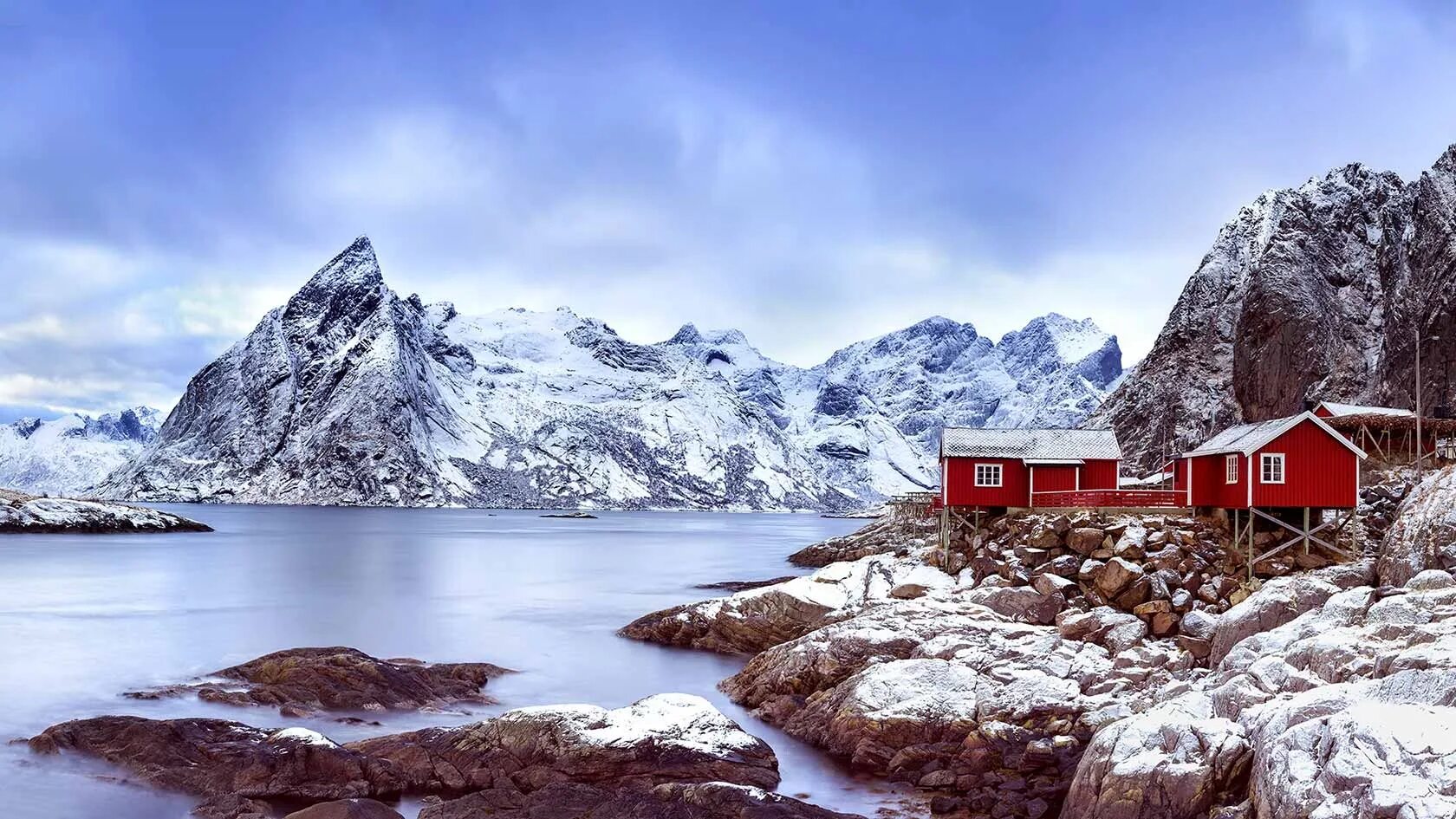 Лучшие северные страны. Норвегия Лофотенские острова домик красный. Лофотенские острова Норвегия зима. Лофотены и Шпицберген. Рейне Лофотенские острова Норвегия.