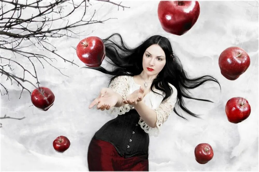 Подарил белоснежке ягоды. Фотосессия с яблоками зимой. Фотосессия в стиле Белоснежки. Белоснежка с яблоком фотосессия. Белоснежка фотосессия зима.
