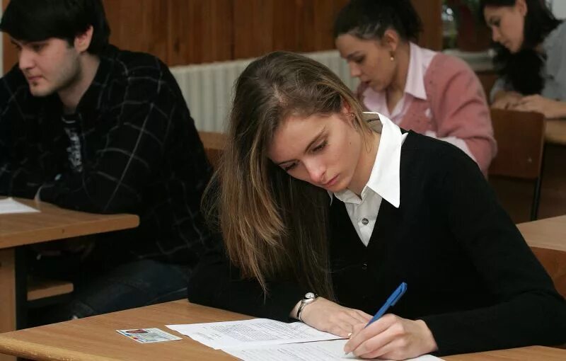 Девушка сдает экзамен. Студент на экзамене. Экзамены в школе. Студент на экзамене. Экзамен студентки.
