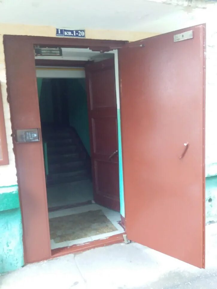 Не закрывается дверь подъезда. Закрытая дверь в подъезде. покраска дверей в подъездах. покраска подъездных дверей. покрашенные подъездные двери.