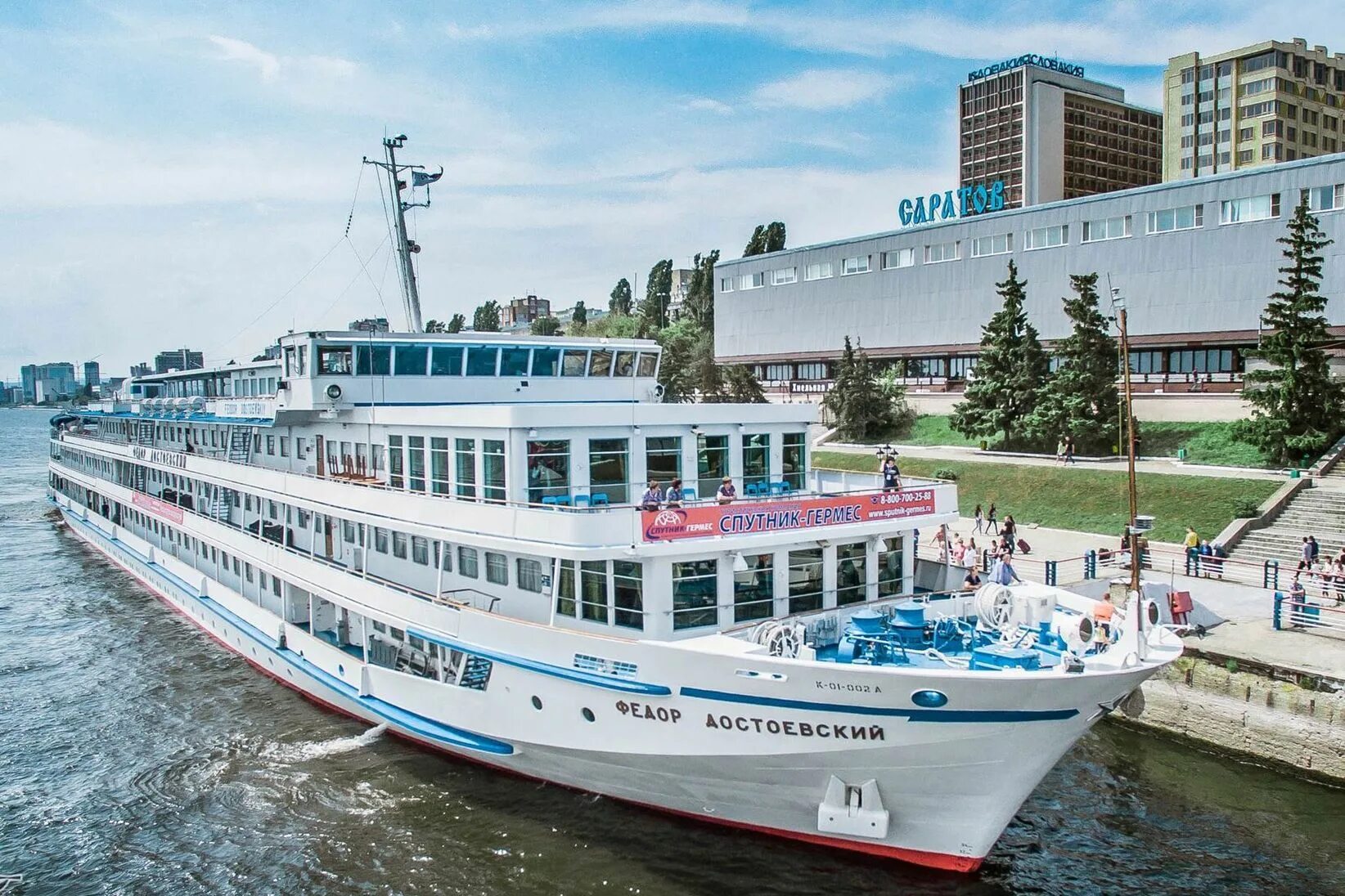 96-метровый теплоход VIP-класса "Штандарт" причалил на набережной Саратова - RuN