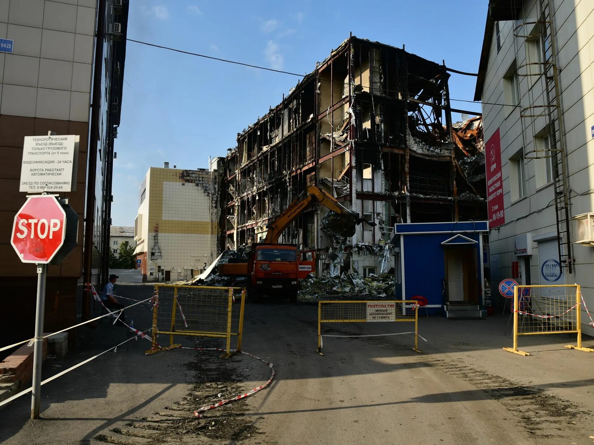 Пожар в зимней вишне 2018 дата. ТЦ вишня Кемерово пожар. ТЦ зимняя вишня Кемерово. Зимняя вишня Кемерово 2018. Пожар в Кемерово в ТЦ зимняя вишня.