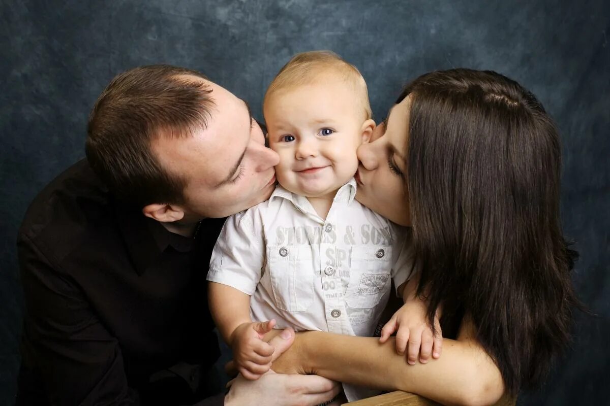 Мама папа. Родители и дети. Семейная фотосессия. Семья с усыновленными детьми. Ребенок в семье.