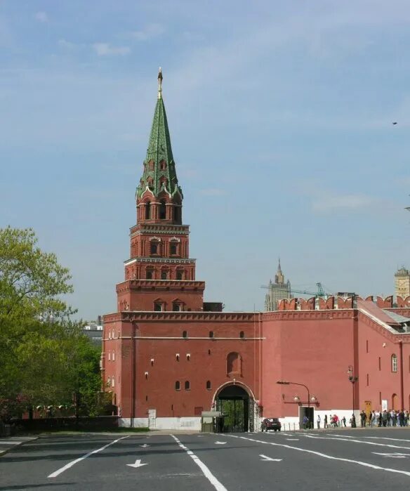 Башня московского кремля известная своими парадными воротами. Боровицкая башня башни московского кремля. боровицкая (предтеченская) башня. боровицкие ворота кремля. ворота боровицкой башни московского кремля.
