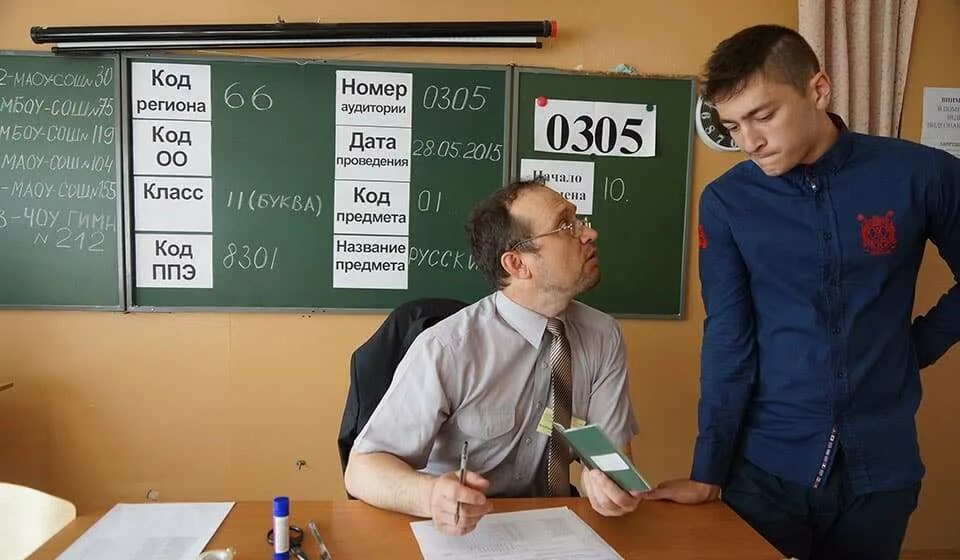 школьники в школе экзамены. студент на экзамене. школа егэ. огэ школьники. ученик на экзамене.