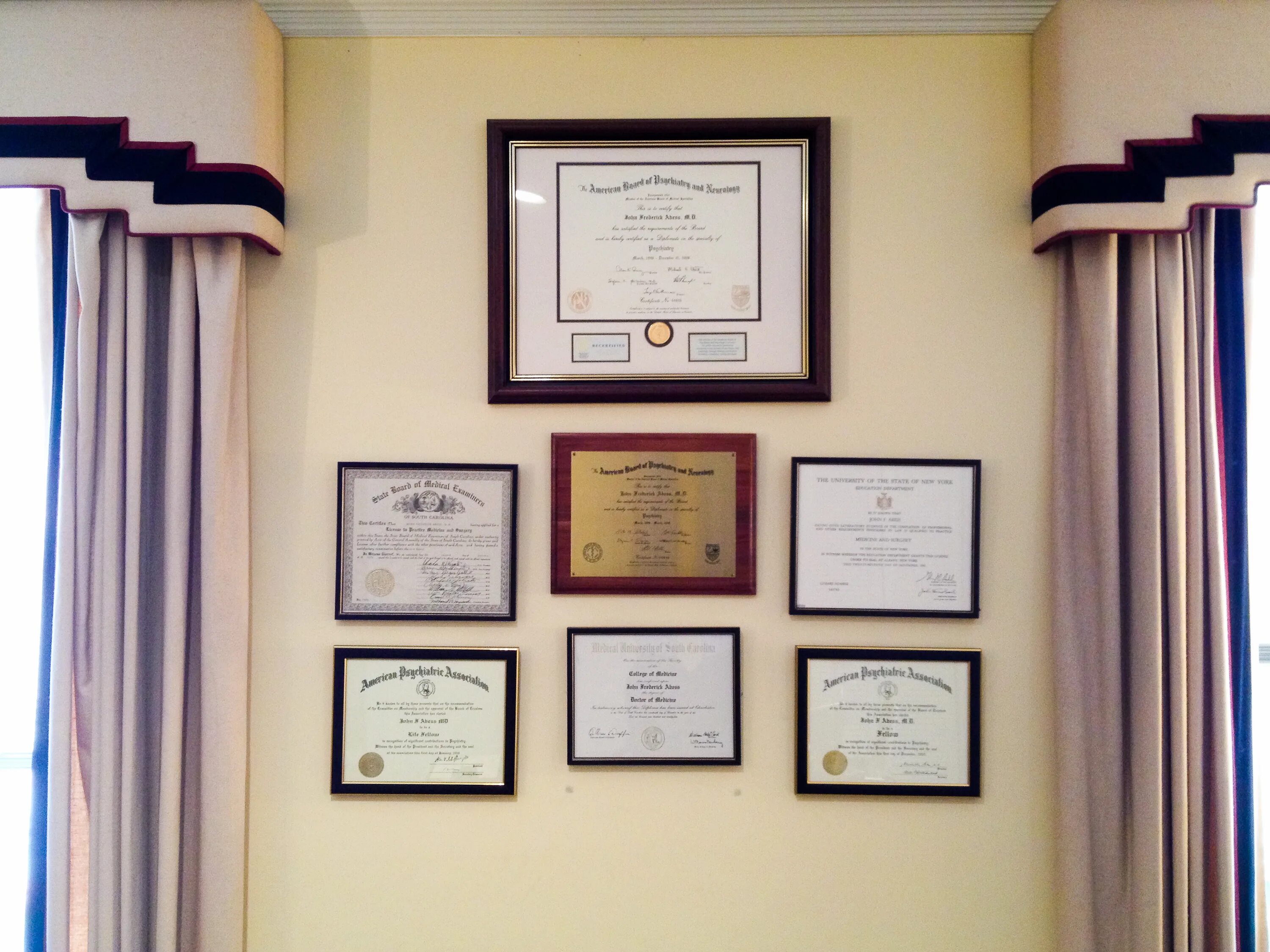 можно ли вывесить. белье сушится во дворе. можно ли вывесить. композиция из фотографий на стене. захламление лестничных клеток.