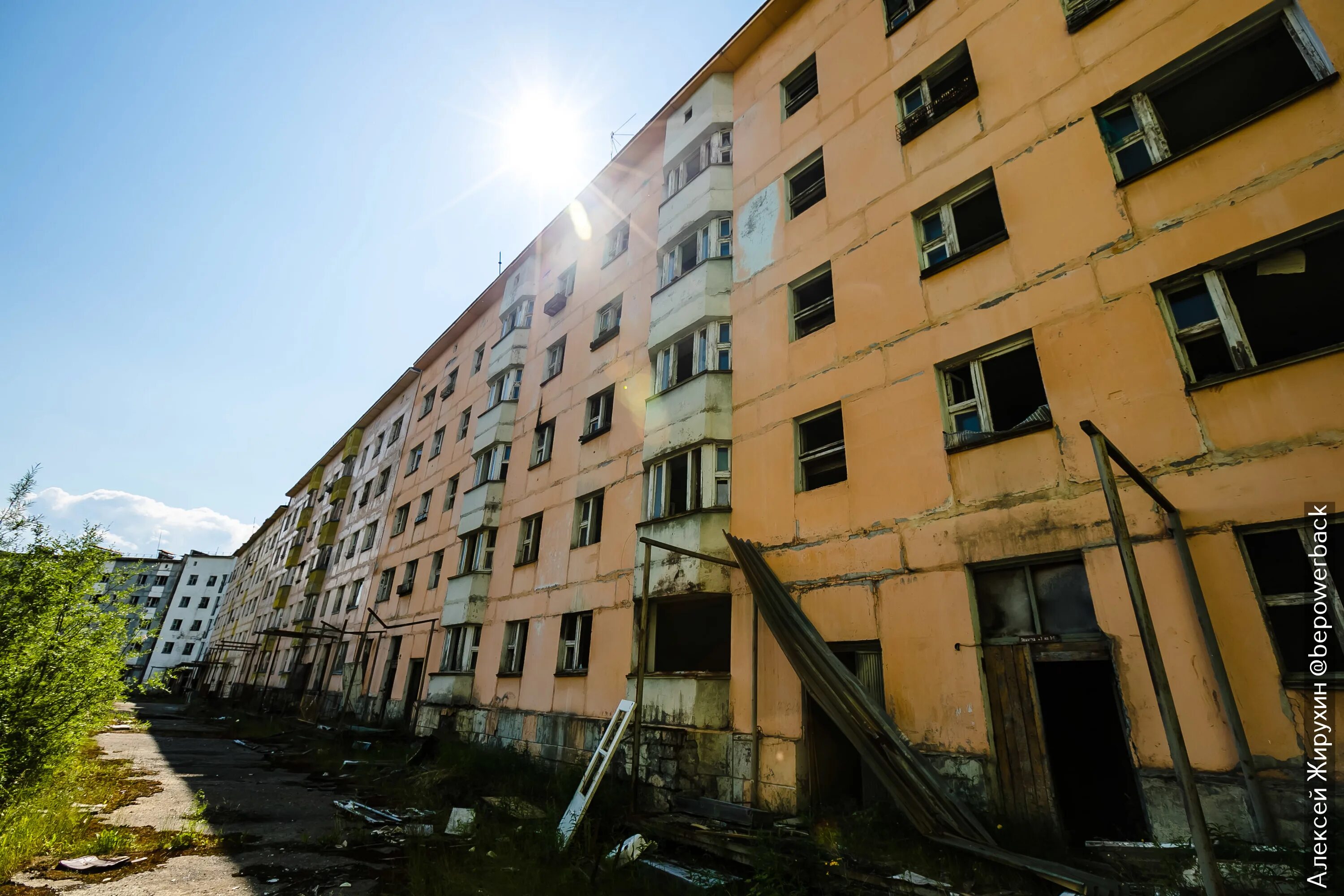 Деревня разруха российская разруха. Маленькие города умирают. Воркута мертвый город. Заброшенный город кадыкчан. Вымирающий город россии воркута.