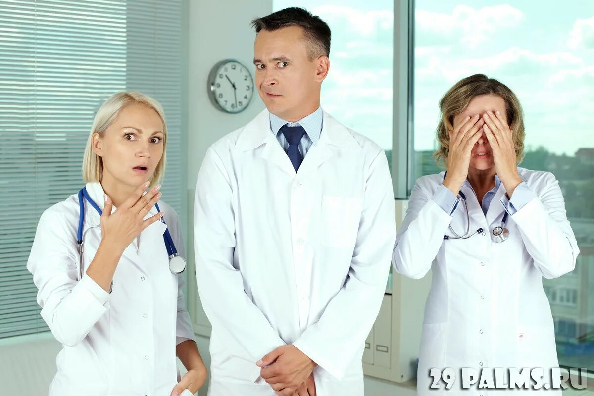 Испуганный доктор. Выражение лица врача. Выражение лица врача. Врач думает. Врач рассказывает.