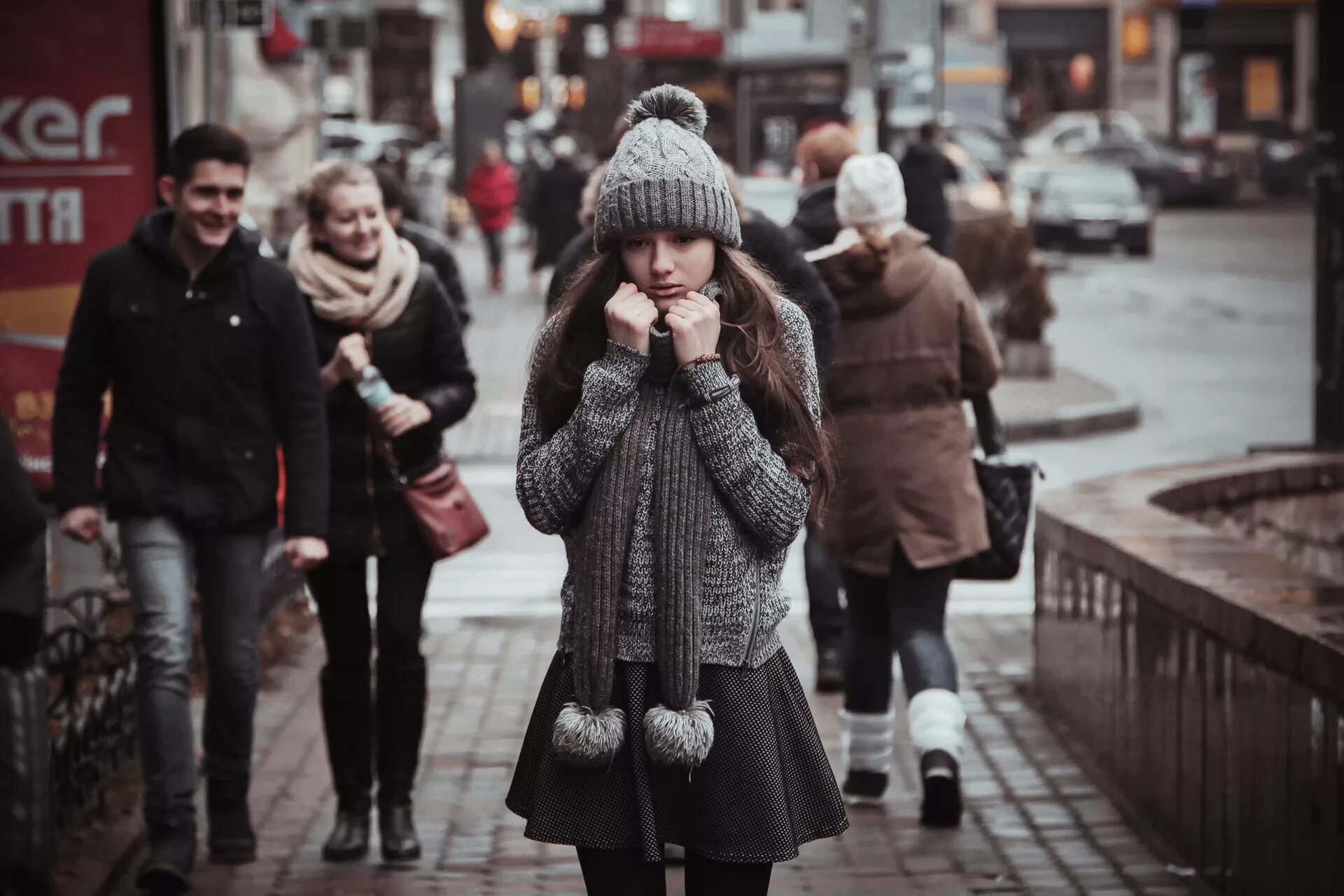 Девушка зимой в городе. Девушка в шарфе. Девушка в шарфе. Мерзнут на улице. Улица холодно девушка.